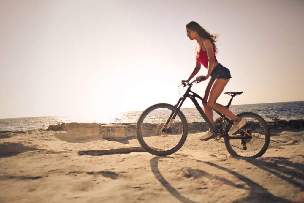 Mujer montando en bicicleta de montaña