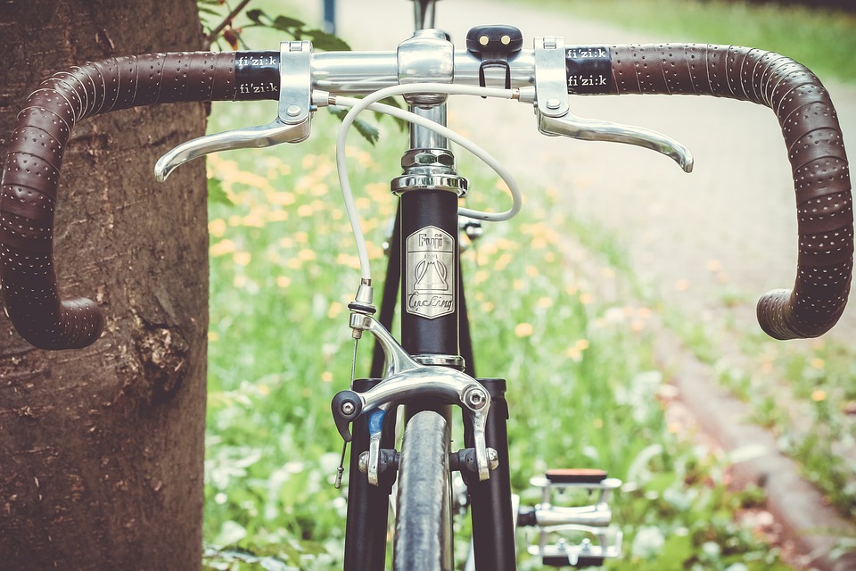 Cuadro de bicicleta y frenos de bicicleta en el pavimento