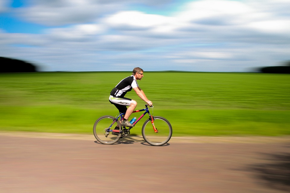 Um ciclista profissional numa bicicleta de tipo desportivo