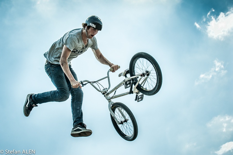 Ein Mann springt mit einem BMX-Rad