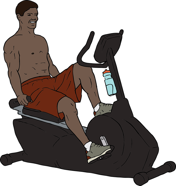 Mężczyzna jeżdżący na rowerze treningowym w siłowni